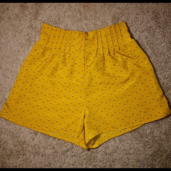 Kimchi Blue Pants - Kimchi Blue flowy mustard yellow 🌷 print shorts.